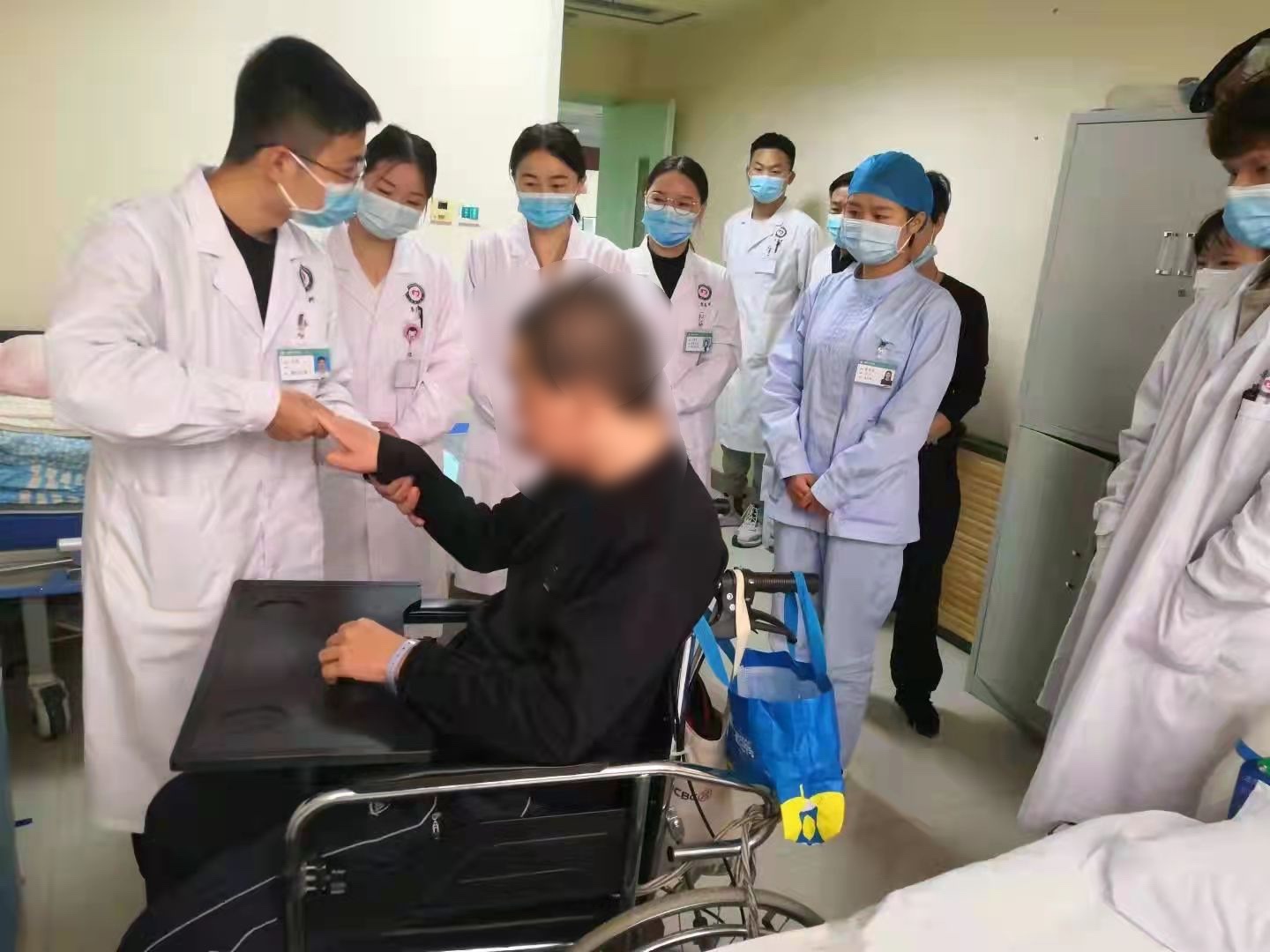 1636099400585859.jpg 主任查房会诊2.jpg